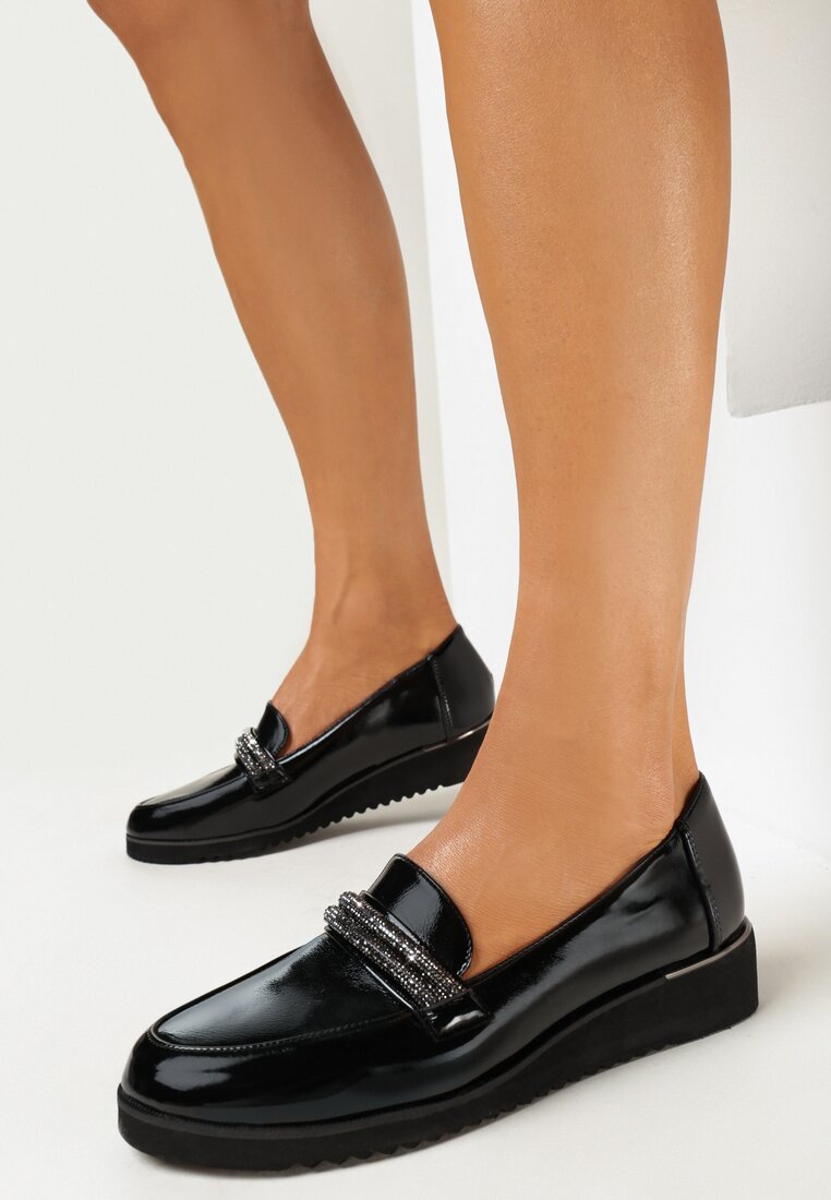 Czarne Lakierowane Mokasyny z Cyrkoniami i Skórzaną Wkładką Renatu