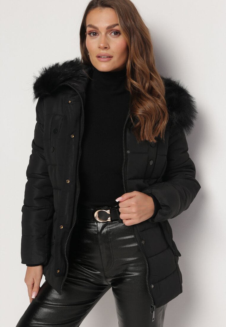 Czarna Kurtka z Paskiem w Talii i Futerkiem Przy Kapturze Ozdobiona Pikowaniem Delicca