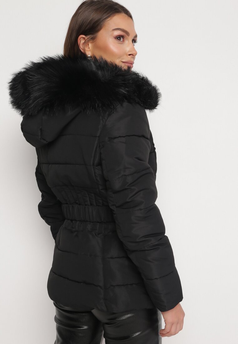 Czarna Kurtka z Paskiem w Talii i Futerkiem Przy Kapturze Ozdobiona Pikowaniem Delicca