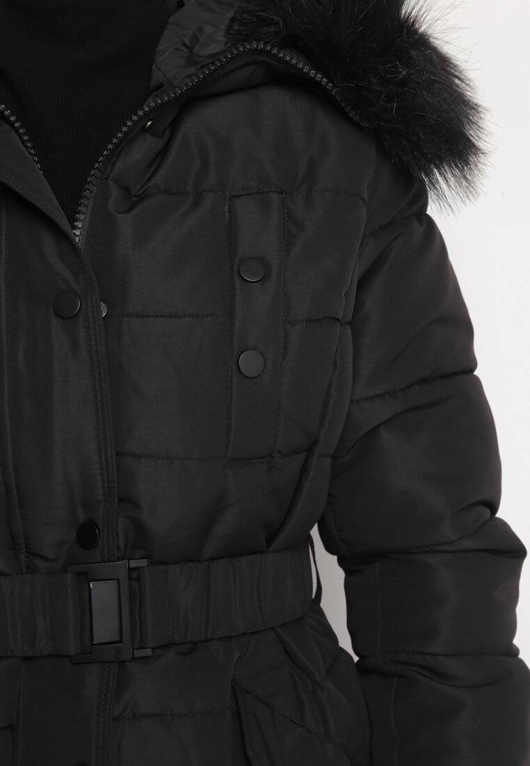 Czarna Kurtka z Paskiem w Talii i Futerkiem Przy Kapturze Ozdobiona Pikowaniem Delicca