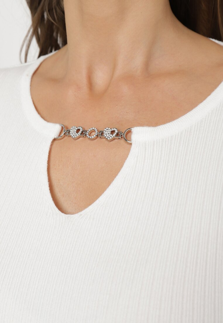 Biały Sweter z Prążkowanej Dzianiny z Ozdobnym Wycięciem i Metalową Ozdobą z Cyrkoniami Pleveni