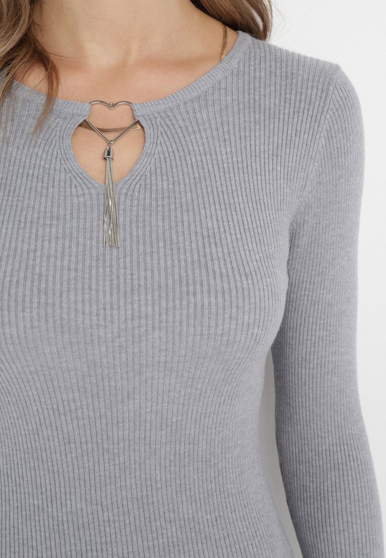 Szara Dopasowana Mini Sukienka z Prążkowanej Dzianiny z Metalową Ozdobą w Kształcie Serca Xustin