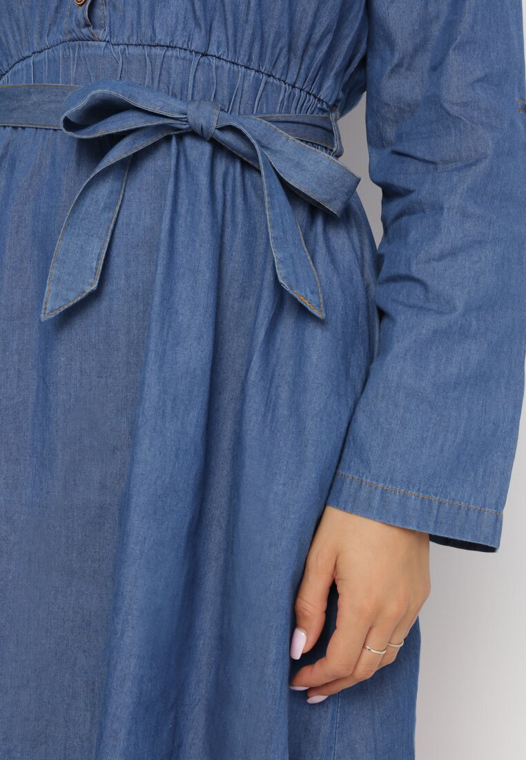 Granatowa Jeansowa Sukienka Mini z Bawełny Zapinana na Guziki o Rozkloszowanym Fasonie z Paskiem w Talii Brifia