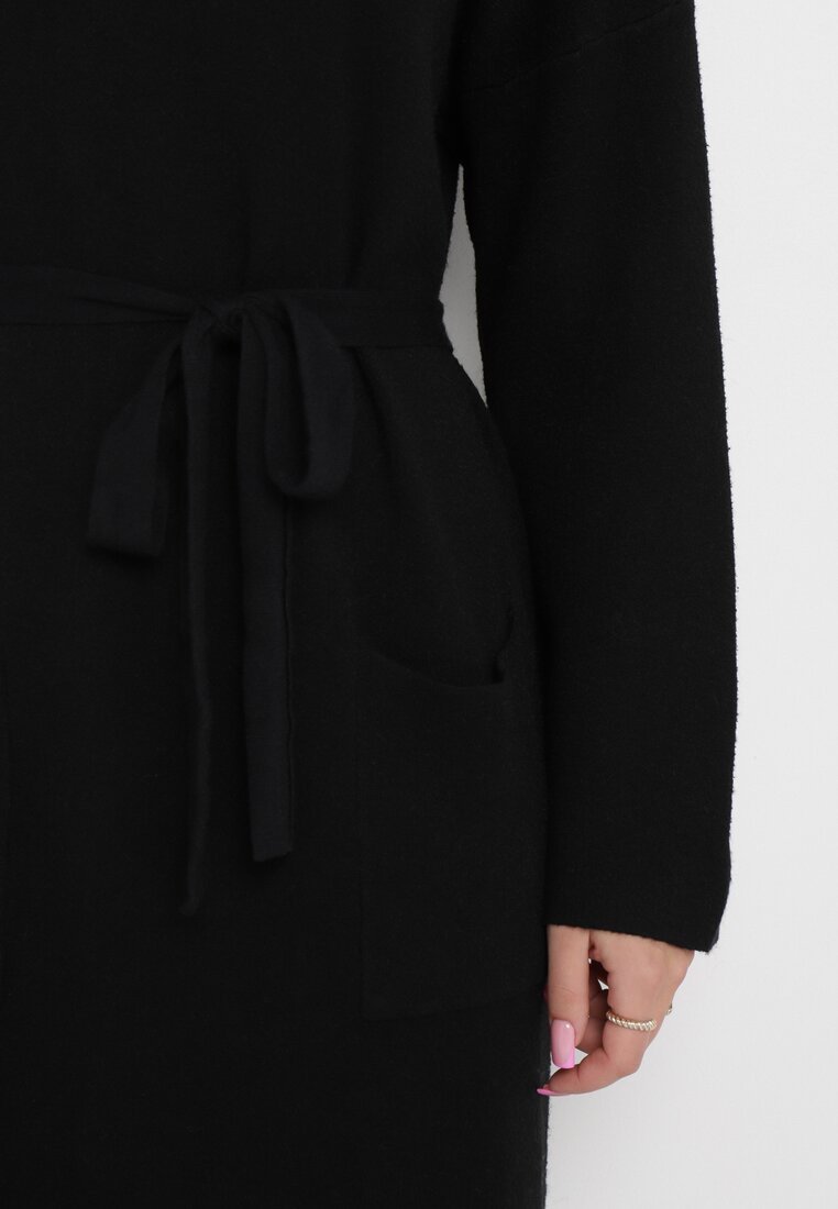 Czarna Dzianinowa Sukienka z Szerokim Golfem i Materiałowym Paskiem Siriace