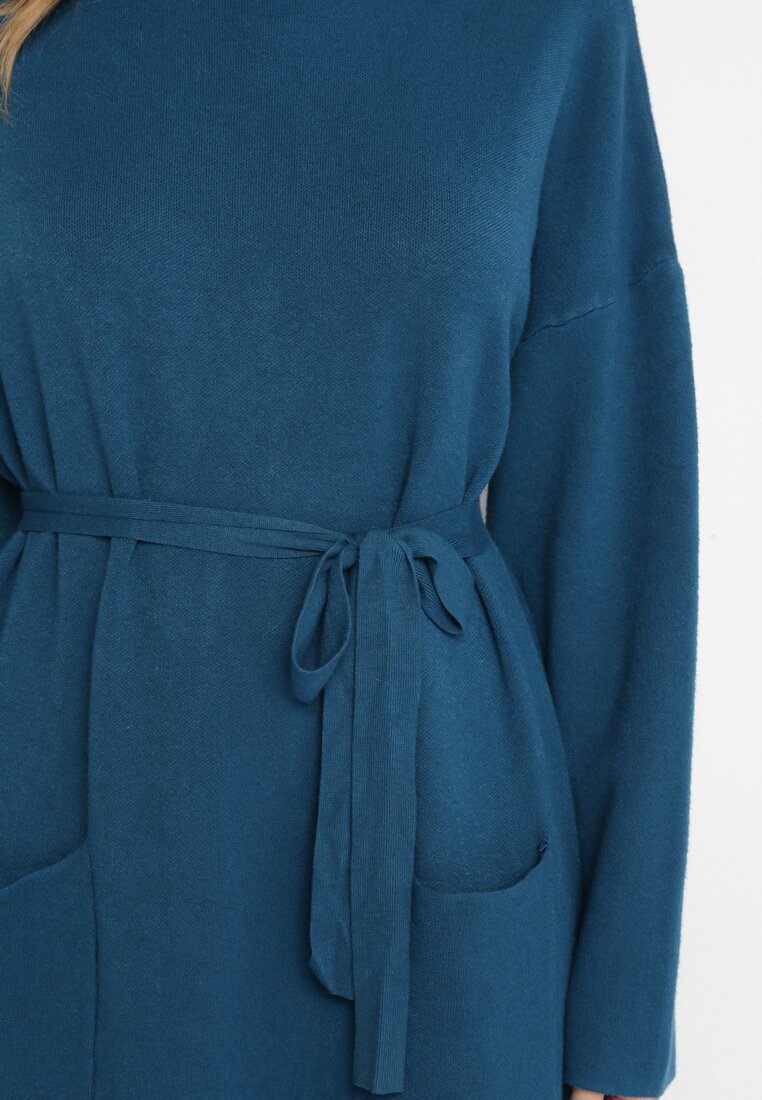 Granatowa Dzianinowa Sukienka z Szerokim Golfem i Materiałowym Paskiem Siriace