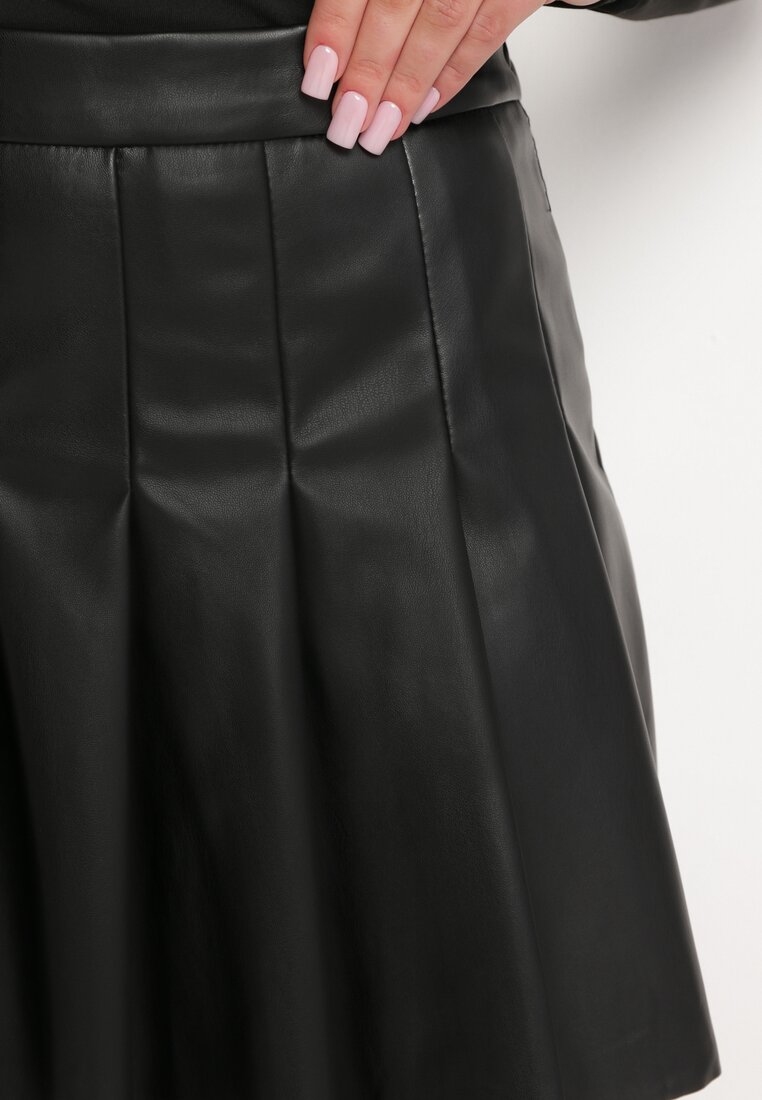 Czarna Plisowana Spódnica Mini z Ekoskóry z Suwakiem Janeluis