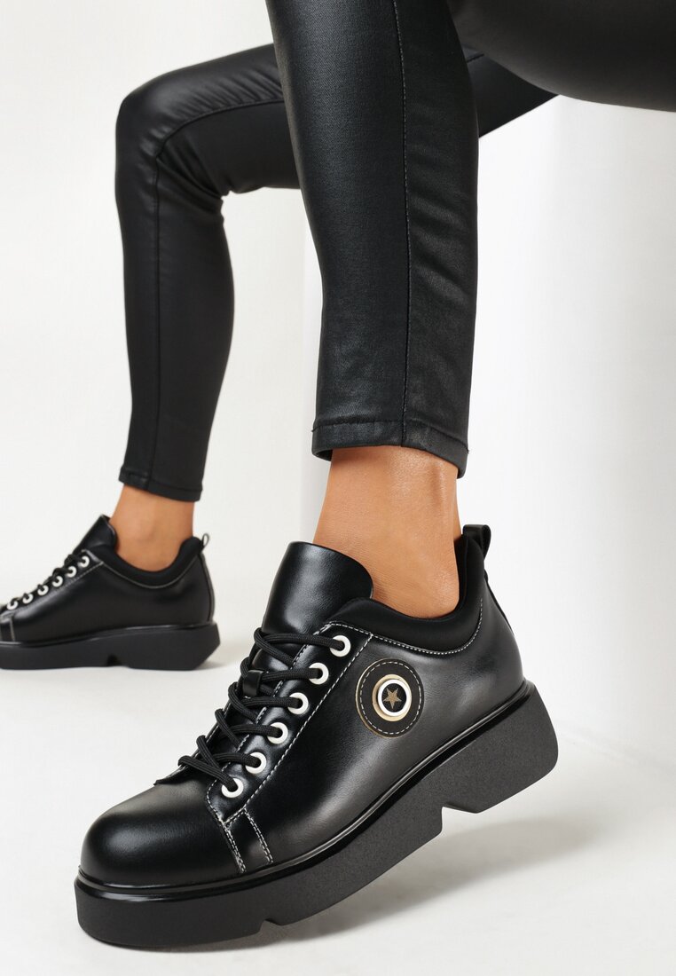 Czarne Sznurowane Półbuty na Grubej Podeszwie z Naszywką Krizia
