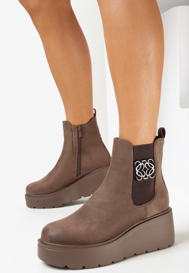 Ciemnobeżowe Botki z Imitacji Zamszu na Koturnie z Platformą Brelone