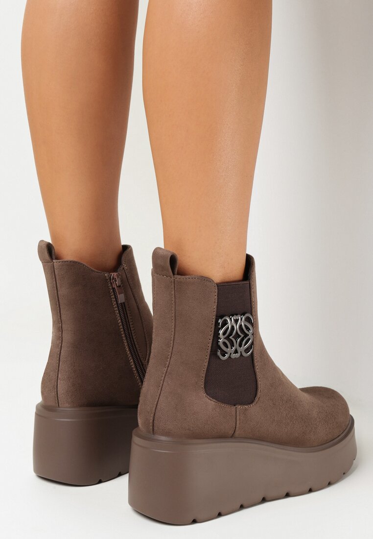 Ciemnobeżowe Botki z Imitacji Zamszu na Koturnie z Platformą Brelone