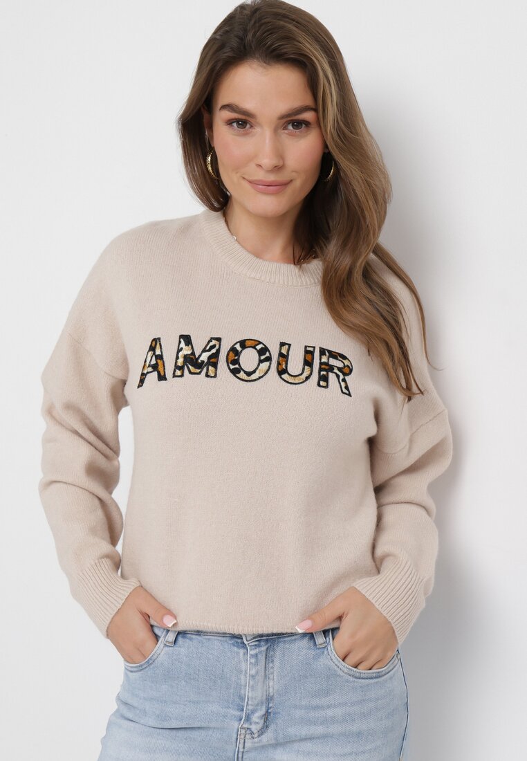 Beżowy Sweter z Napisem Amour i Okrągłym Dekoltem Satrise