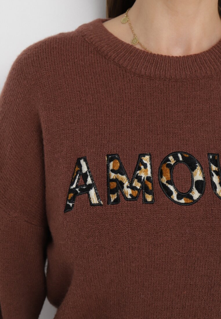 Brązowy Sweter z Napisem Amour i Okrągłym Dekoltem Satrise