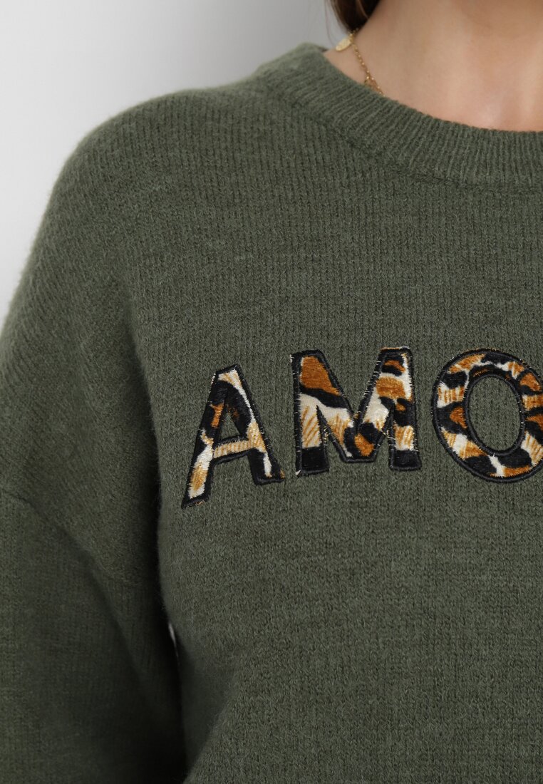 Ciemnozielony Sweter z Napisem Amour i Okrągłym Dekoltem Satrise