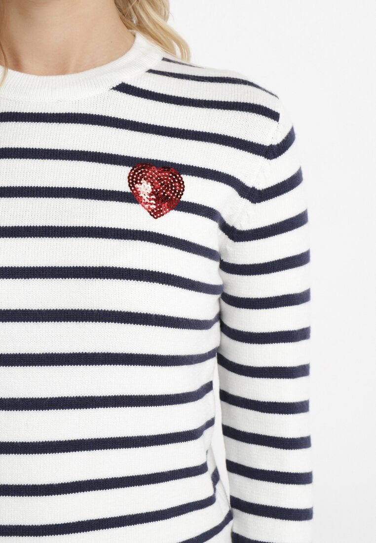 Biały Sweter o Klasycznym Kroju w Paski z Serduszkiem Cekinowym Liunda