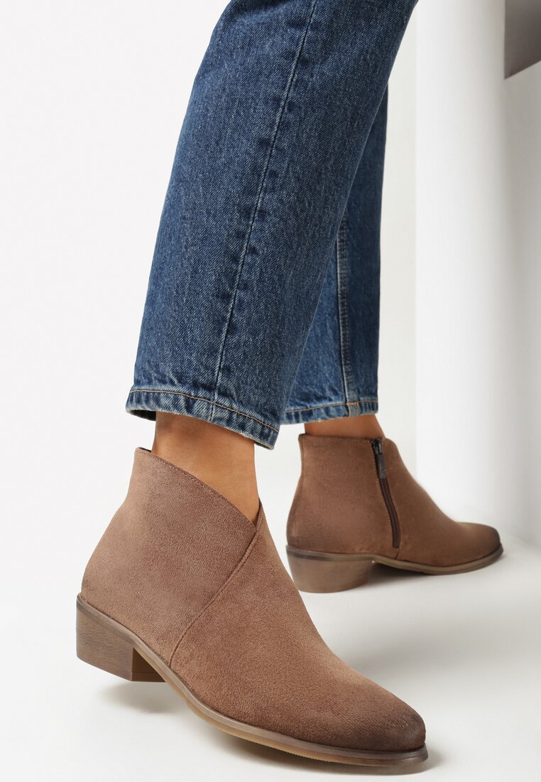 Brązowe Botki z Imitacji Zamszu z Lekko Asymetryczną Cholewką Ambara
