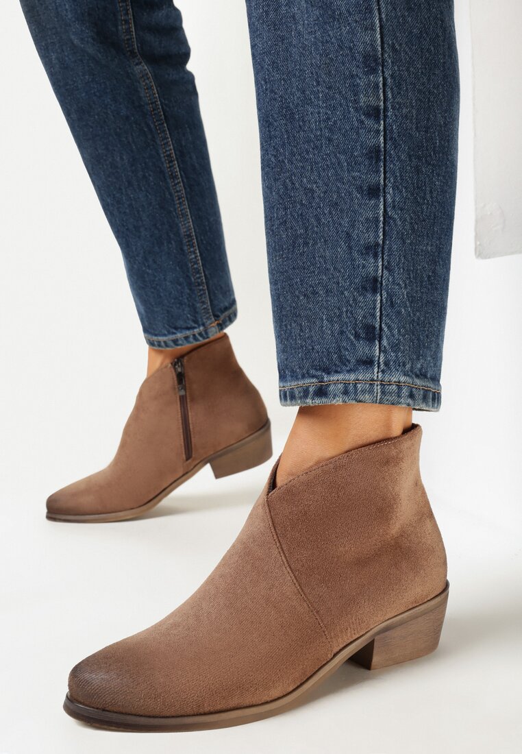 Brązowe Botki z Imitacji Zamszu z Lekko Asymetryczną Cholewką Ambara
