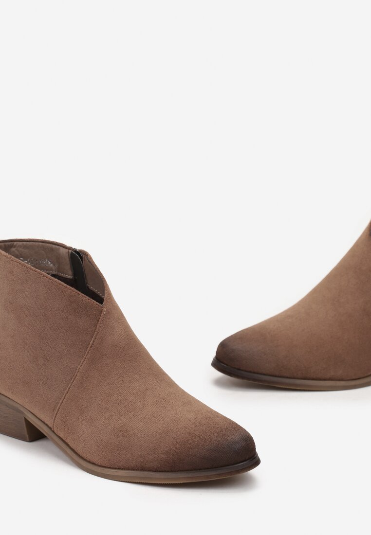 Brązowe Botki z Imitacji Zamszu z Lekko Asymetryczną Cholewką Ambara