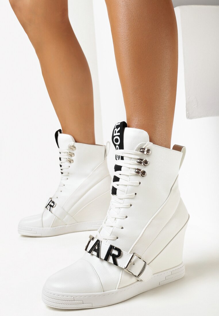 Białe Sznurowane Botki na Koturnie Ozdobione Paskiem z Napisem Kiranets