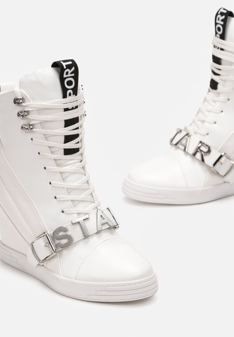 Białe Sznurowane Botki na Koturnie Ozdobione Paskiem z Napisem Kiranets