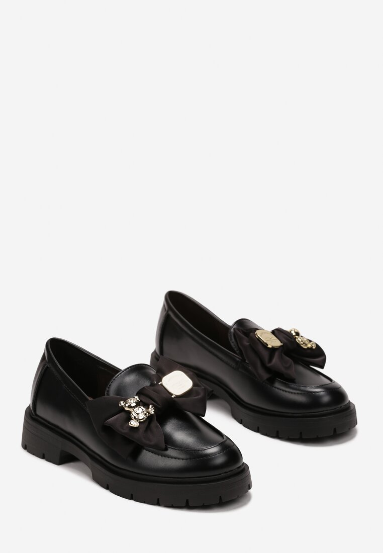 Czarne Mokasyny z Satynową Kokardą i Zawieszkami Menoria