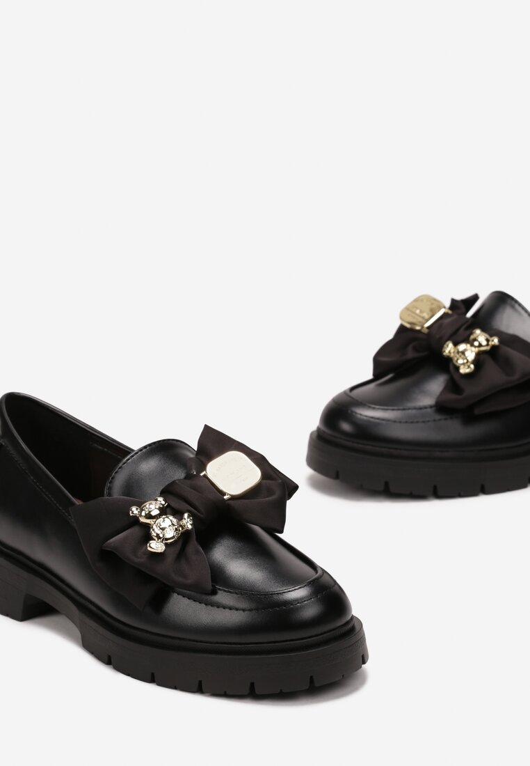 Czarne Mokasyny z Satynową Kokardą i Zawieszkami Menoria