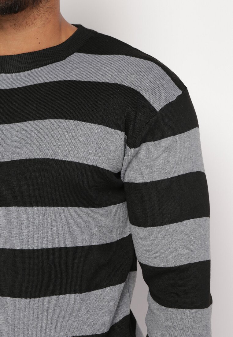 Czarny Sweter z Szerokimi Pasami i Wełną w Składzie Juvenoa