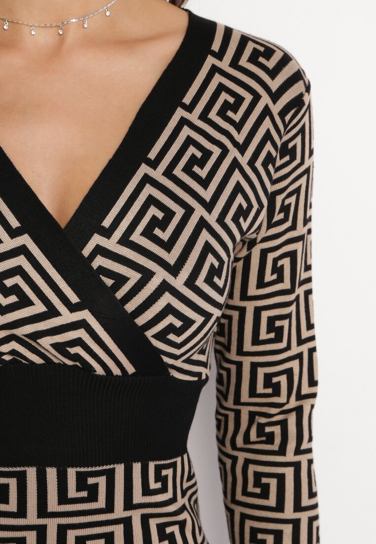 Beżowa Sweterkowa Dopasowana Sukienka Mini w Geometryczny Wzór z Kopertowym Dekoltem Mustella