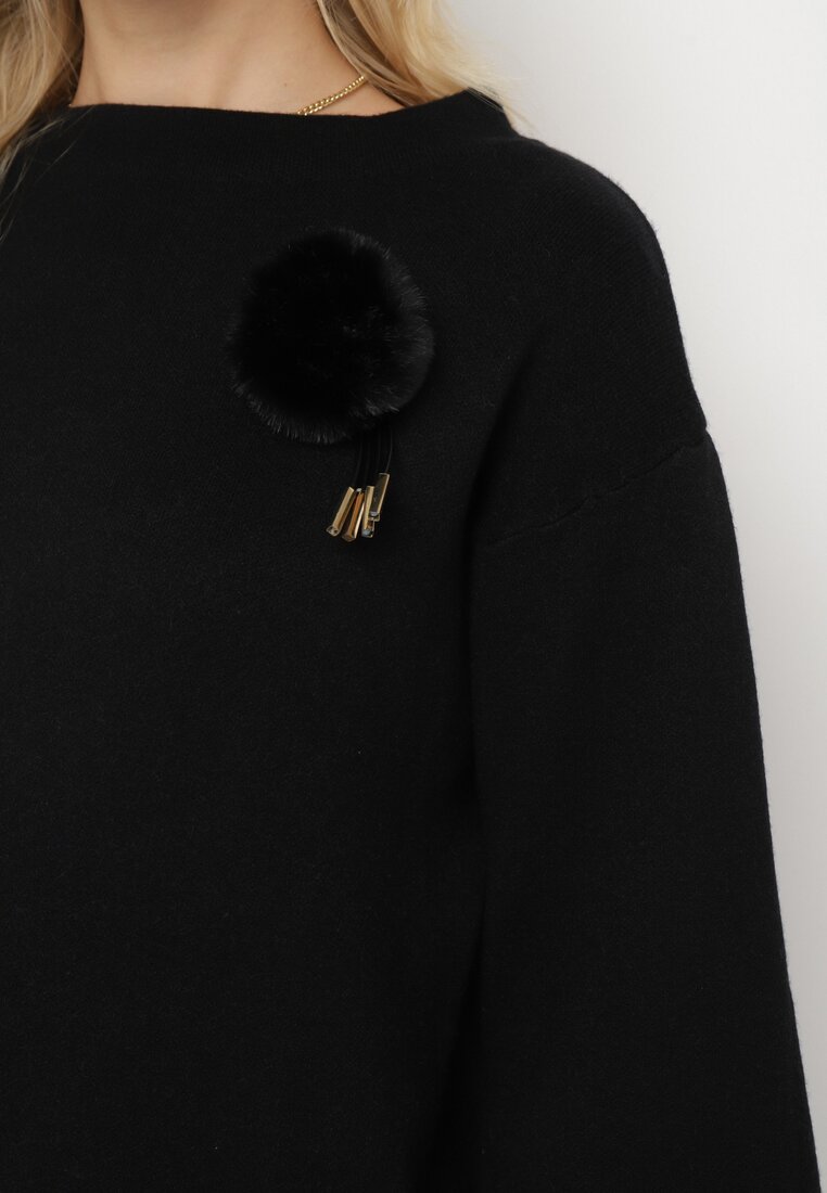 Czarny Sweter z Ozdobną Broszką w Kształcie Pluszowego Pompona Bielsa