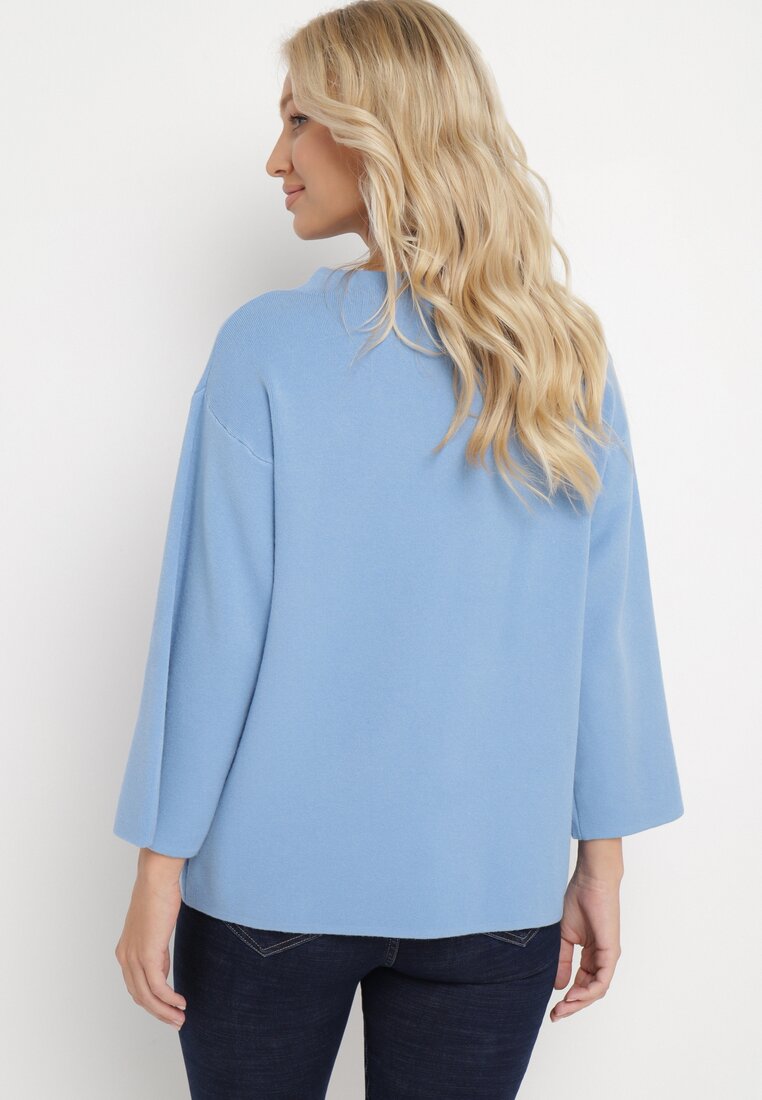 Niebieski Sweter z Ozdobną Broszką w Kształcie Pluszowego Pompona Bielsa