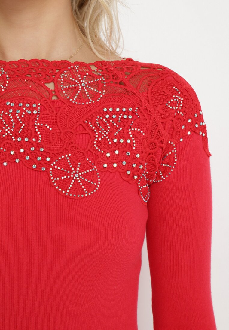 Czerwony Sweter Ozdobiony Ażurową Koronką i Cyrkoniami Przy Dekolcie Almenta