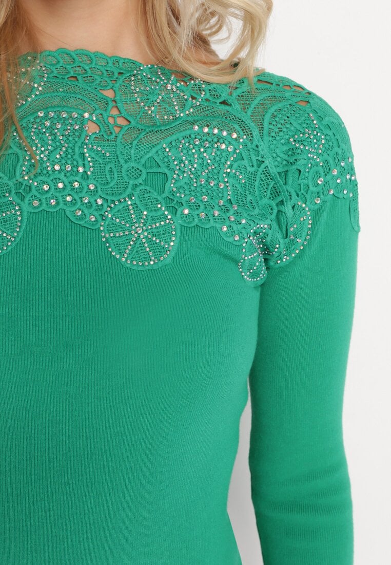 Zielony Sweter Ozdobiony Ażurową Koronką i Cyrkoniami Przy Dekolcie Almenta