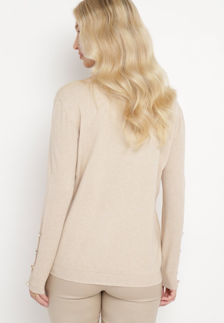 Jasnobeżowy Sweter Ozdobiony Guzikami na Rękawach Teixi