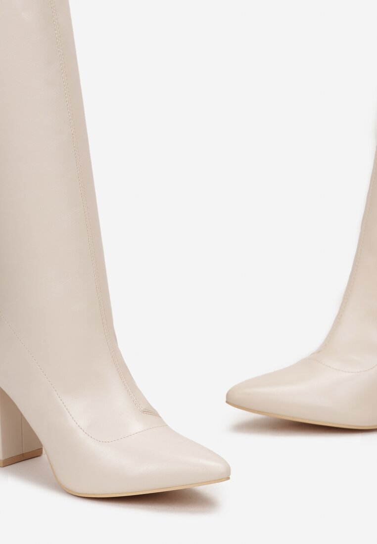 Beżowe Kozaki na Słupku Korrda