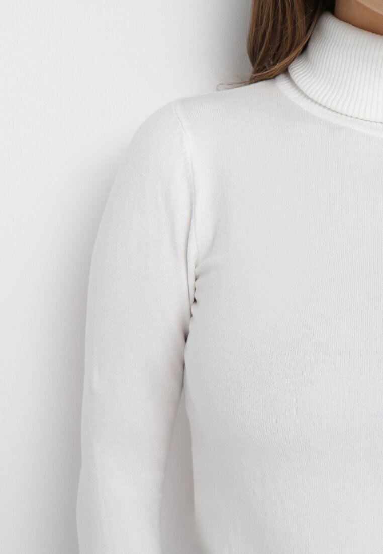 Biały Sweter Golf o Dopasowanym Fasonie Bewina