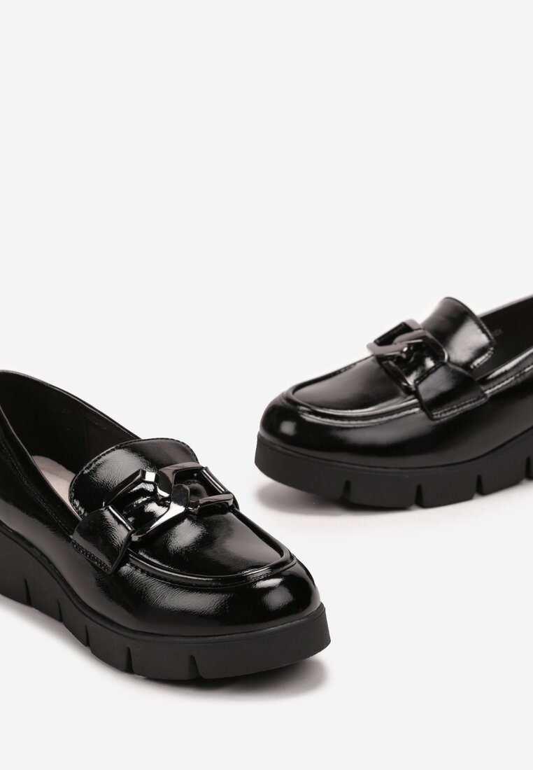 Czarne Lakierowane Mokasyny na Niskim Koturnie ze Skórzaną Wkładką i Klamrą Romella