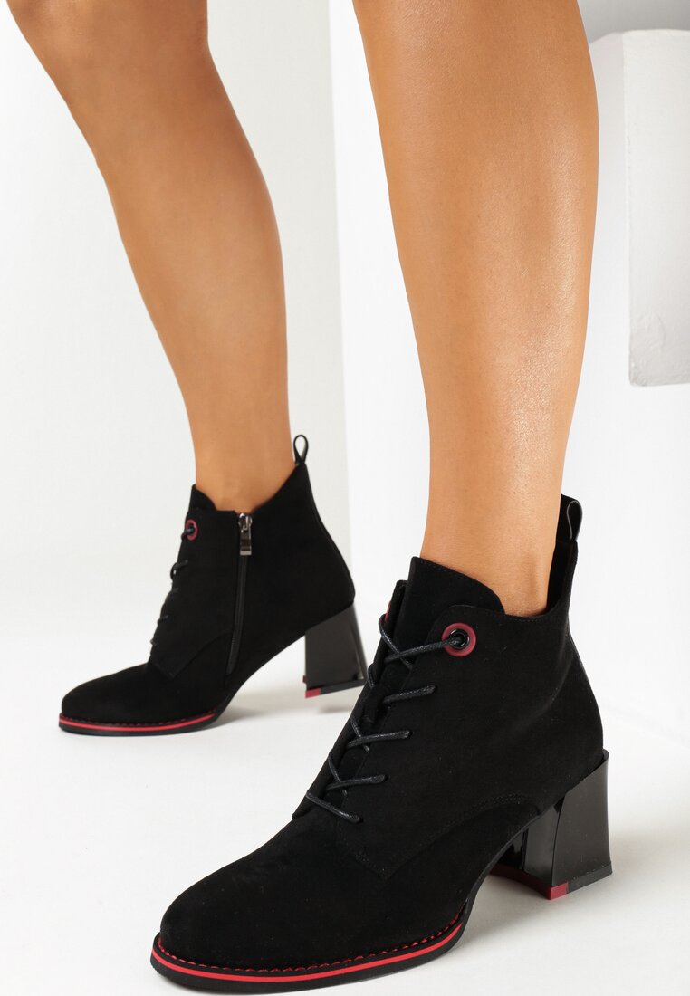 Czarne Botki z Akcentami Koloru na Słupku i Cholewce za Kostkę Sanawa