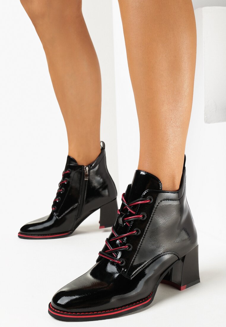 Czarne Lakierowane Botki na Słupku z Ozdobnym Sznurowaniem Psemma
