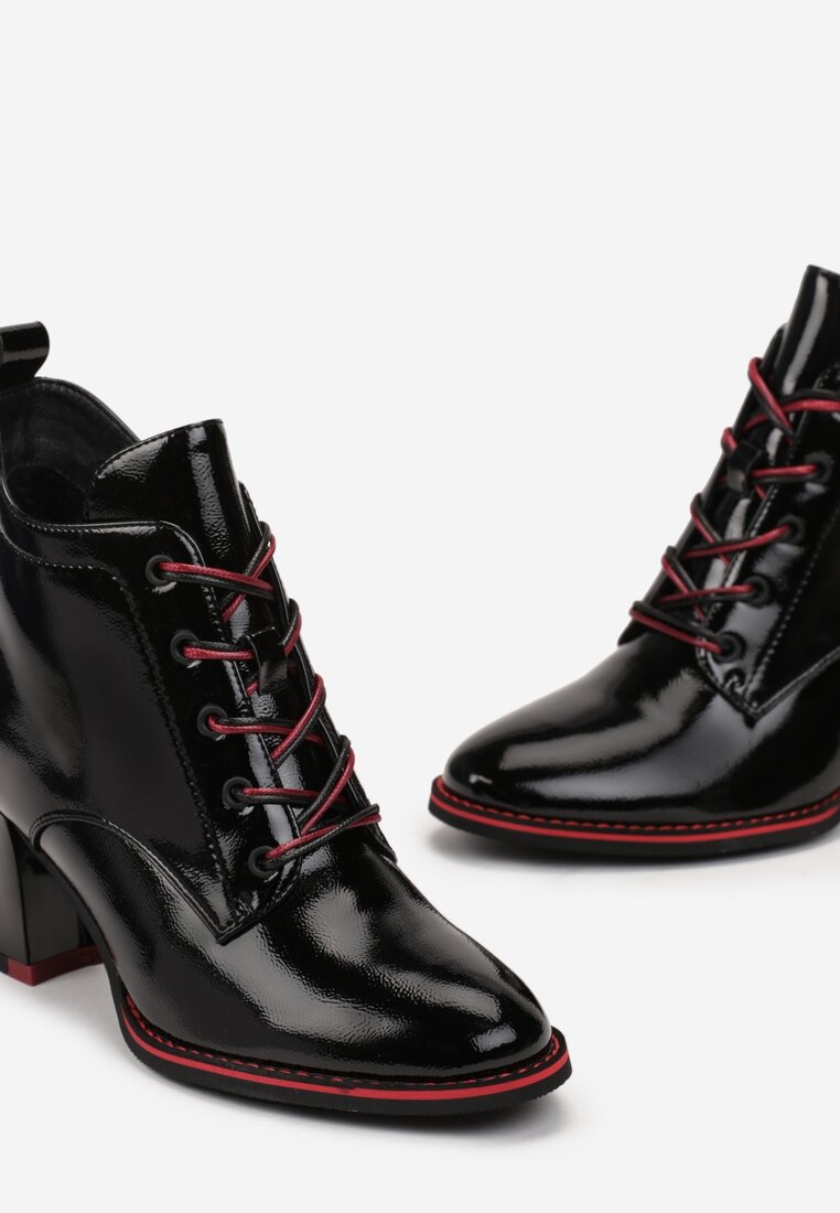 Czarne Lakierowane Botki na Słupku z Ozdobnym Sznurowaniem Psemma