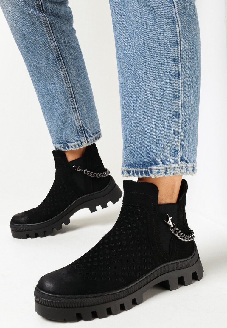 Czarne Botki z Perforacją i Łańcuszkiem Sorava
