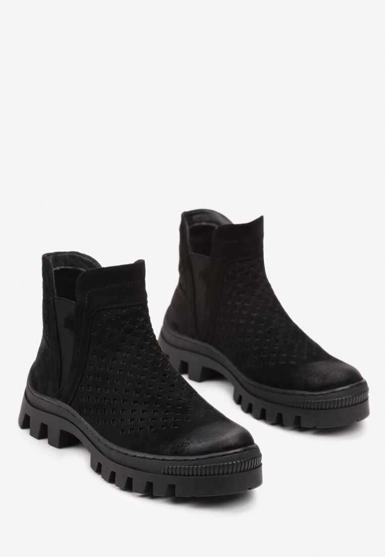 Czarne Botki z Perforacją i Łańcuszkiem Sorava