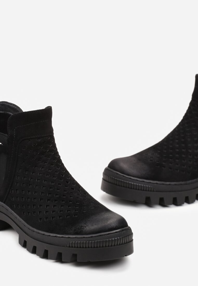 Czarne Botki z Perforacją i Łańcuszkiem Sorava