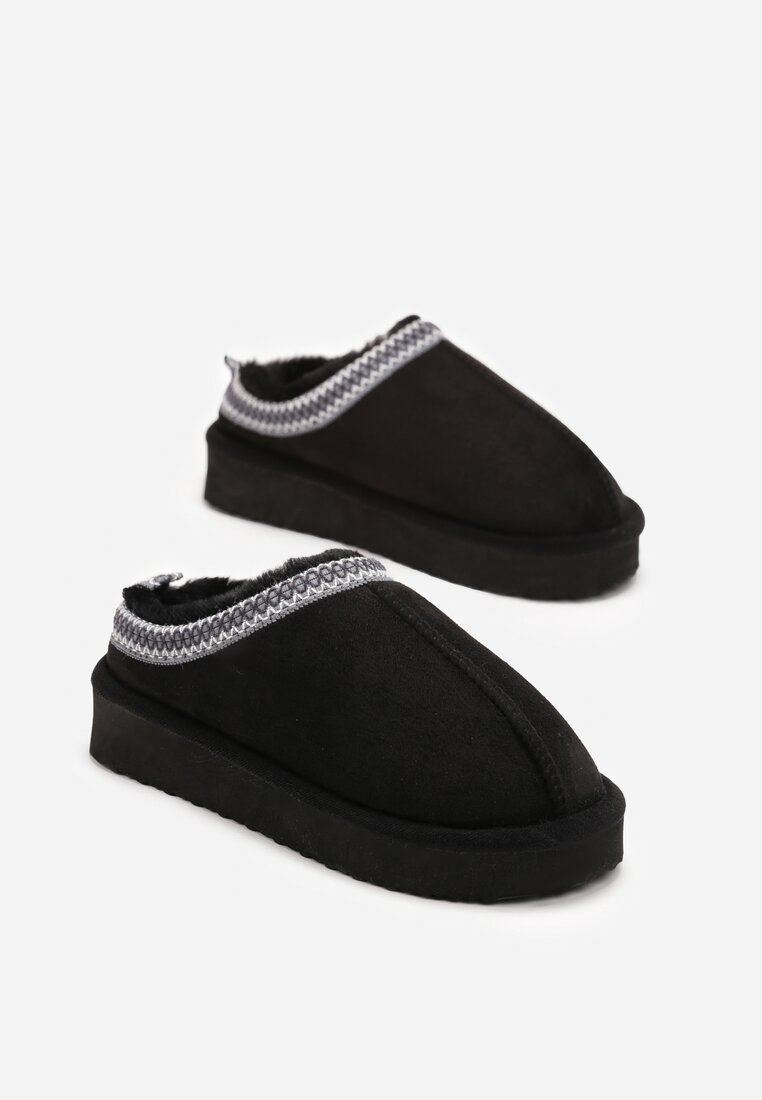 Czarne Krótkie Kapcie na Grubej Podeszwie z Ozdobnym Haftem Goise