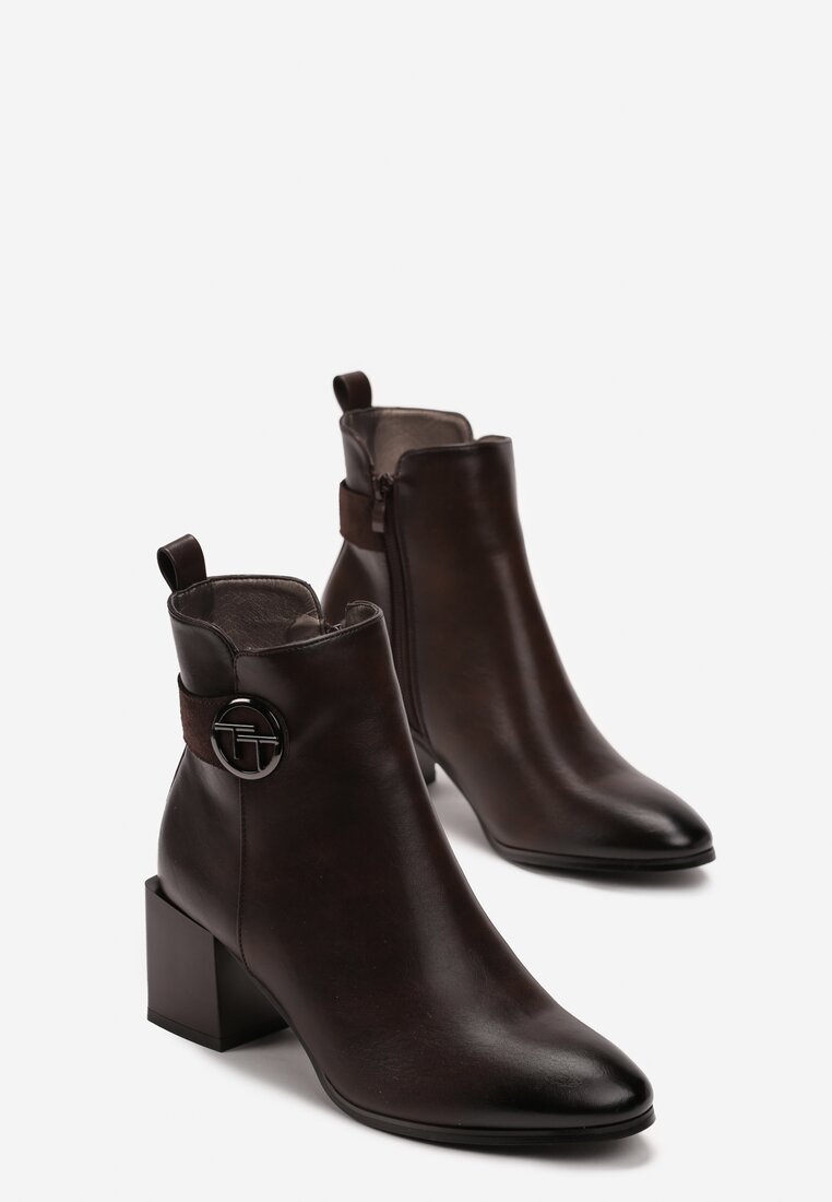 Brązowe Botki na Słupkowym Geometrycznym Obcasie z Ozdobnym Paskiem z Metalową Aplikacją Alomna