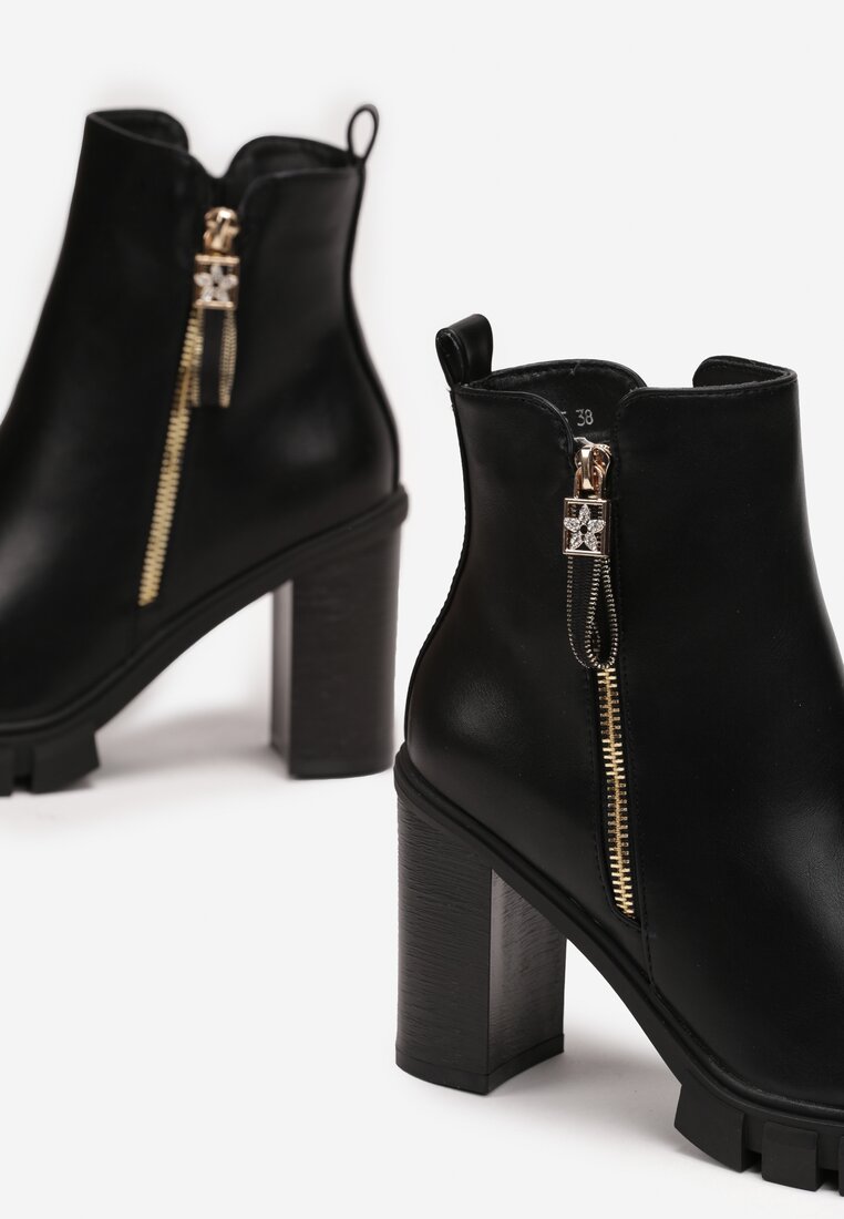 Czarne Botki na Słupku z Zawieszką Bonnemes