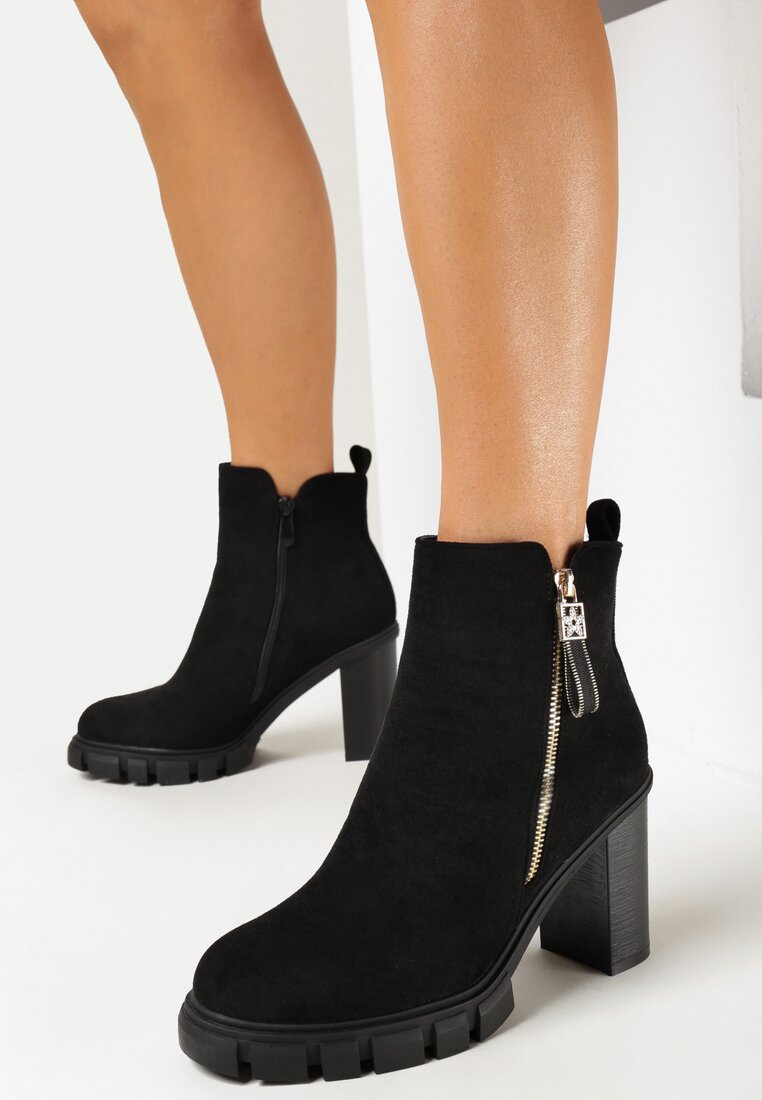 Czarne Botki na Słupku z Zawieszką Bonnemes