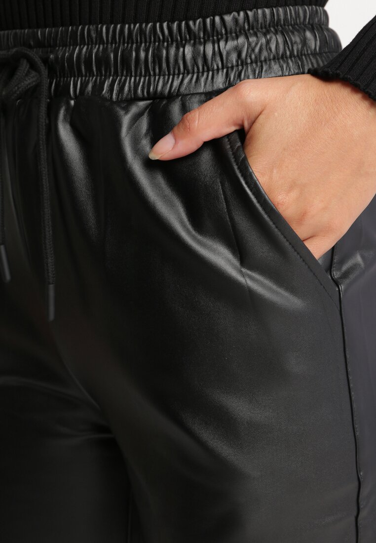 Czarne Szerokie Spodnie z Imitacji Skóry z Gumką w Pasie Attar