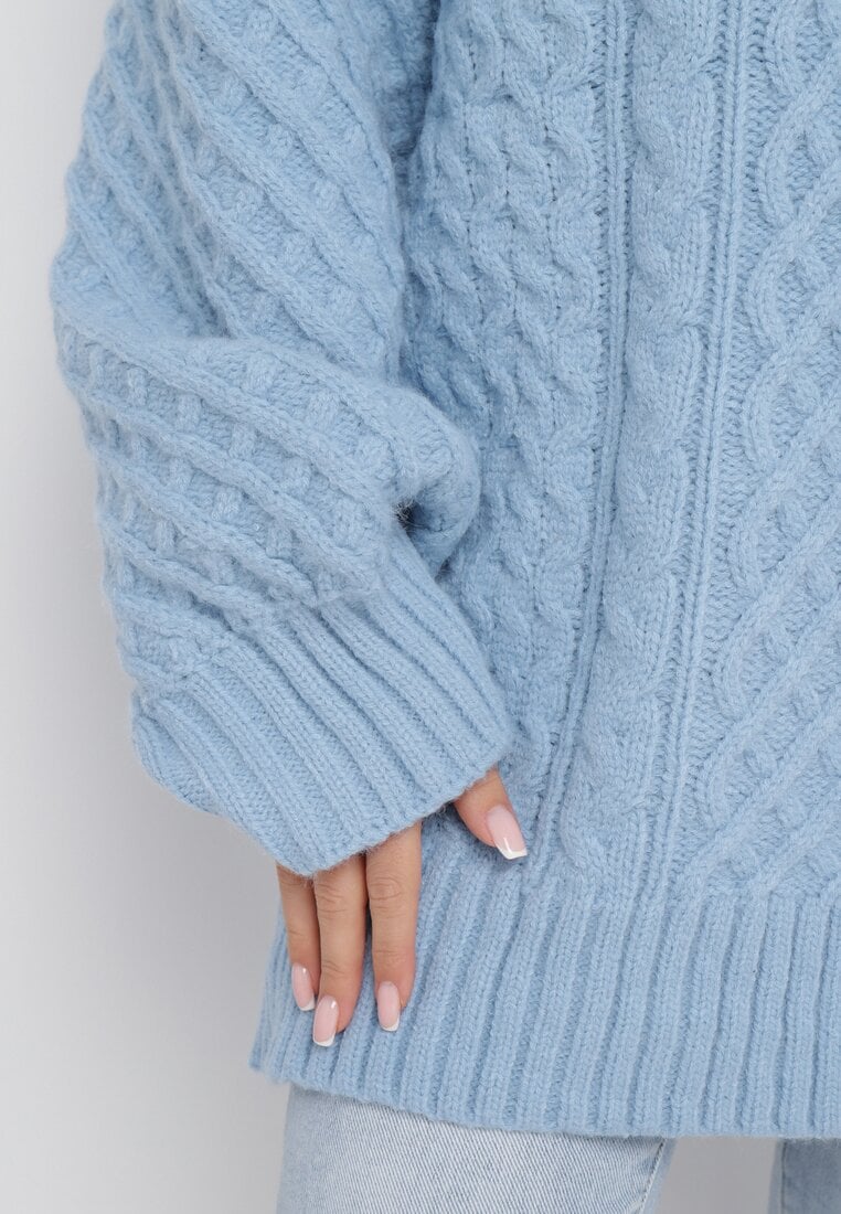 Jasnoniebieski Sweter o Wydłużonym Fasonie z Modnym Splotem Ahexa
