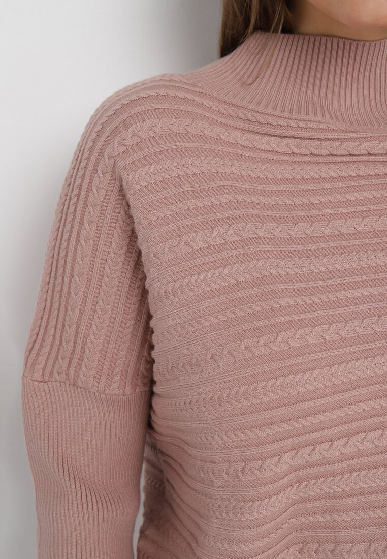 Ciemnoróżowy Sweter z Wełną o Asymetrycznym Fasonie z Tłoczeniem Sarositte