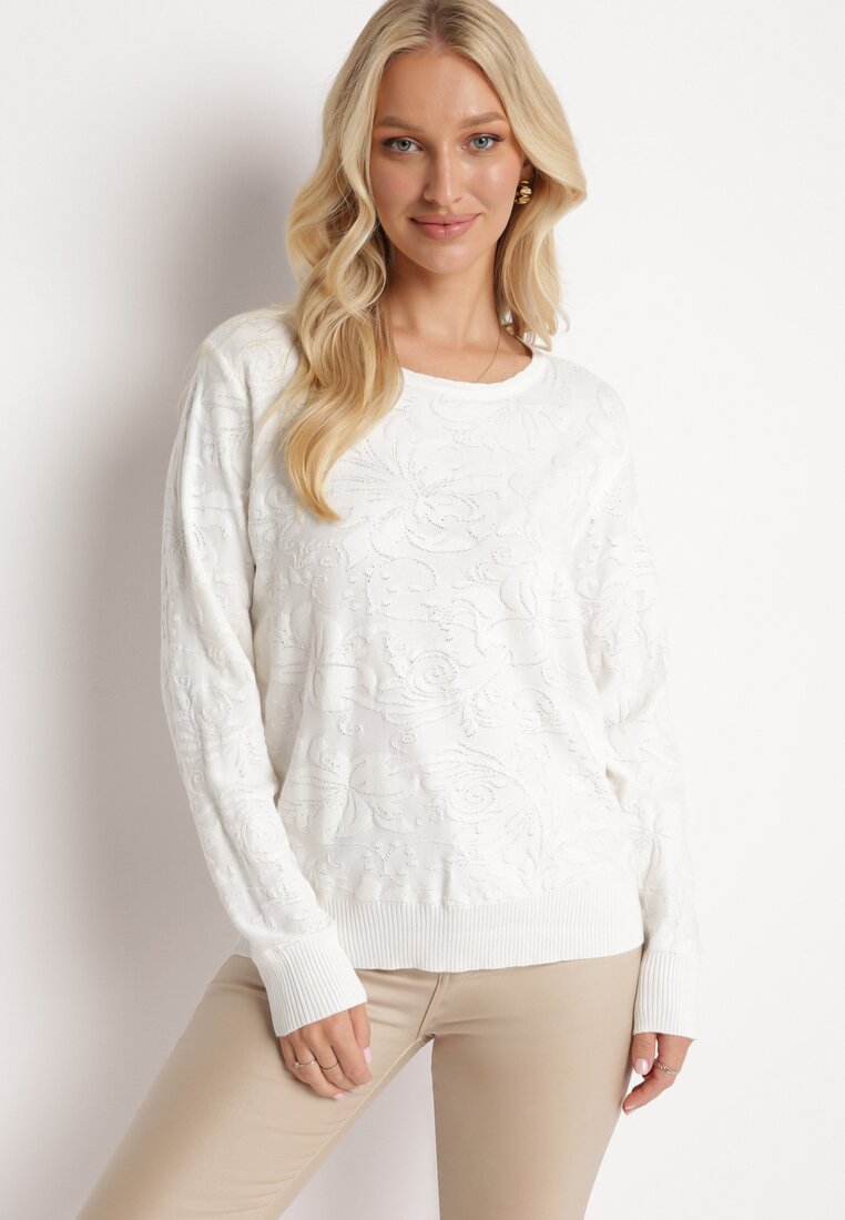 Biały Sweter z Tłoczonym Wzorem w Ornamentalnym Stylu Mariot