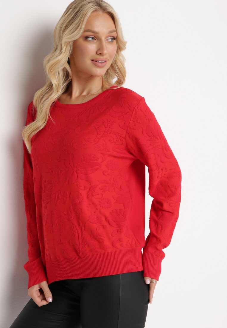 Czerwony Sweter z Tłoczonym Wzorem w Ornamentalnym Stylu Mariot