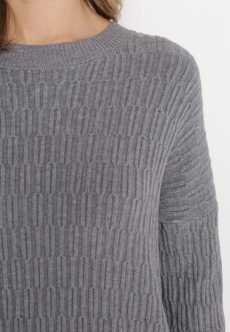 Szary Sweter o Klasycznym Kroju z Wytłoczonym Wzorem Gundall